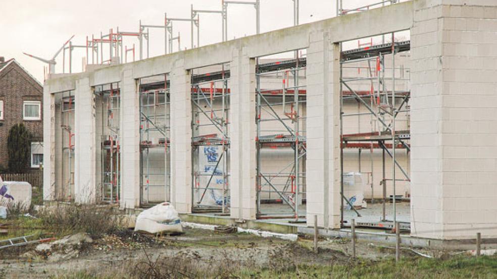 Die Hauptarbeiten am neuen Feuerwehrhaus in Weener gehen seit Ende August nicht mehr sichtbar voran. © Foto: Szyska
