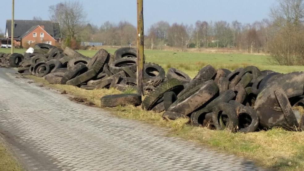 In Südbrookmerland sind Montagabend mehr als 400 Reifen illegal entsorgt worden. Die Polizei ermittelt.  © Polizei