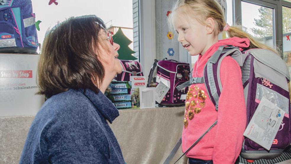 Lauf- und Springprobe: Ann-Sophie (5) testet ihren neuen Schulranzen. Anne-Else Wichers-­Gäbel von der Firma Klinkenborg gibt dabei ABC-Schützenhilfe. © Fotos: Hanken
