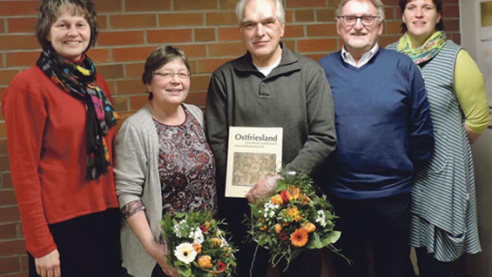 Die neue Erste Vorsitzende der Arbeitsgemeinschaft ostfriesischer Volkstanz- und Trachtengruppen (AGOV) ist Sabine Richter-Gronewold aus Wittmund (links). Das Bild zeigt sie mit (von links) Uschi Caspers, ihrem Vorgänger Werner Gronewold, Kassenwart Hermann Brink und der neuen Zweiten Vorsitzenden Kirsten Tschetsch. © Foto: privat