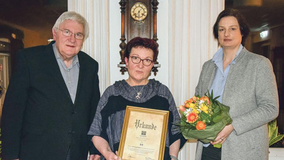 Eine Urkunde als Dank für ihre Arbeit als Pflegekraft, die sie vor 30 Jahren in Weener begann, bekam Anja Czaburko vom Vorsitzenden der Diakoniestation, Peter Freesemann, und Geschäftsführerin Hanna Koenen. © Foto: privat