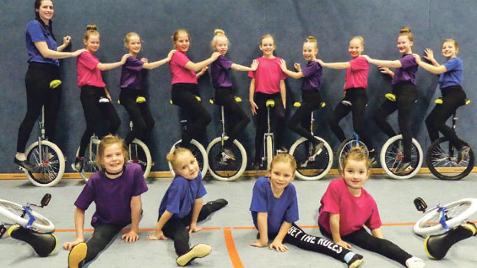 Begeisterten in Norden: Trainerin Marie Rademaker mit ihren »Mini-Akeitus« (von links) Leenke Nanninga, Tomma Harms, Sarah Penning, Larissa Hoffbuhr, Annika Lübbers, Rieke Hollander, Levke Albers, Maria Wiechers, Malea Schulz und (vorne, von links) Jantje Kolthoff, Ronja Block, Leefke Gaßner und Julina Mössinger. Es fehlt Malea Heeren. © Foto: privat
