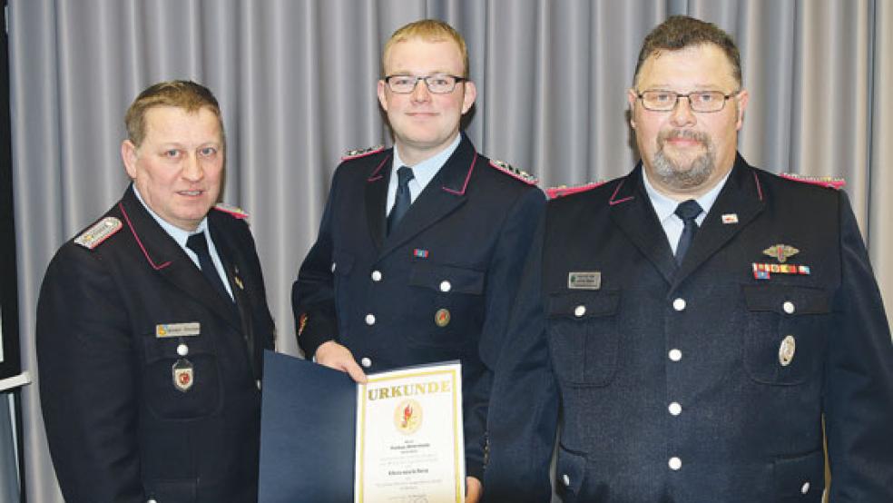 Markus Ahrenholz aus Holterfehn (Mitte) wurde während der Versammlung das Ehrenzeichen der Niedersächsischen Jugendfeuerwehren durch Bezirksjugendfeuerwehrwart Werner Mietzon (links) verliehen. Rechts im Bild Kreisjugendfeuerwehrwart Günter Haase. © Foto: Loger