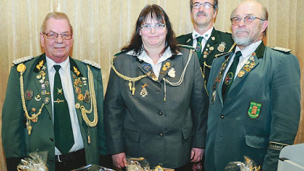 Der Vorsitzende des Schützenvereins Weener, Hilbert Bruins, und die langjährige Kreis-Sportleiterin Johanna Kruse wurden vom stellvertretenden Vorsitzenden Hans-Georg Stulken und Kreisverbandsvorsitzenden Arnold Hesse geehrt (von links). © Foto: Wolters