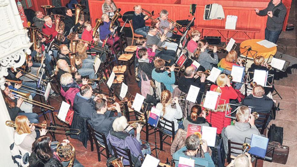 Vor dem Bläserkonzert am kommenden Sonntag in der reformierten Kirche in Bunde kamen alle Mitwirkenden zu einer großen Probe in der reformierten Großen Kirche in Leer zusammen. © Foto: Wolters