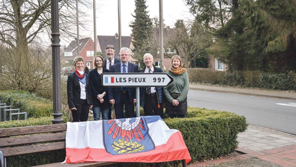 997 Kilometer bis Les Pieux: Über die Aufstellung des Schildes freuten sich (von links) Annegret Woldenga (Deutsch-Französischer Freundeskreis Rheiderland), Kerstin Beier (Stadtverwaltung), Helmer Buntjer (Freundeskreis), Bürgermeister Ludwig Sonnenberg, Holger Busemann (Freundeskreis) und Angelika Janssen-Harms (Stadtverwaltung).  © Foto: Stadt Weener