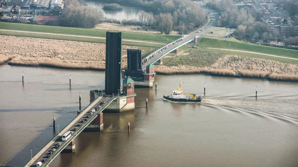 Die Wasserstraße Ems - hier eine Schiffspassage durch die hochgeklappte Jann-Berghaus-Brücke bei Bingum - zählt mit zu den Fotomotiven von Lars Klemmer. © Foto: Klemmer