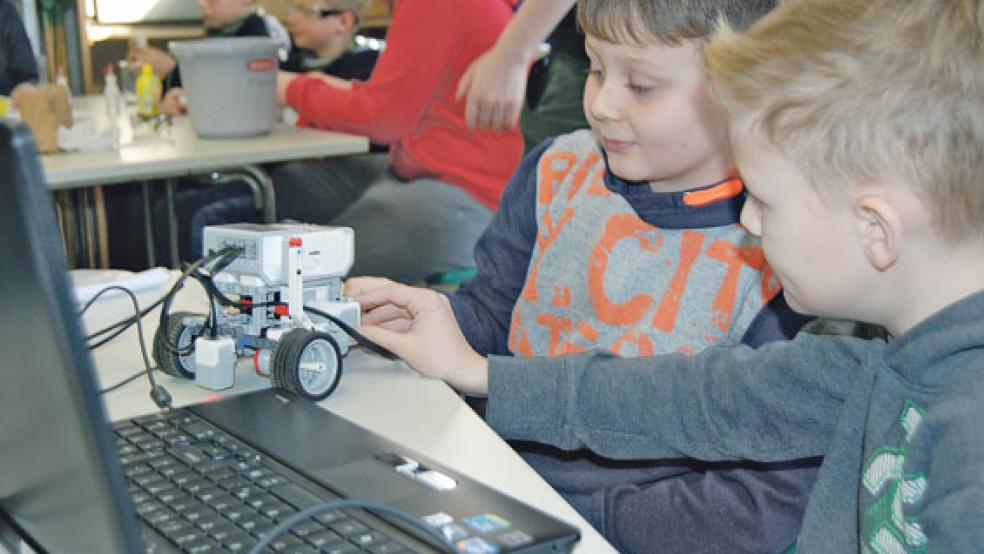 Kai und Lukas lernten beim Informatik-Projekt, wie man einen Roboter steuert. © 
