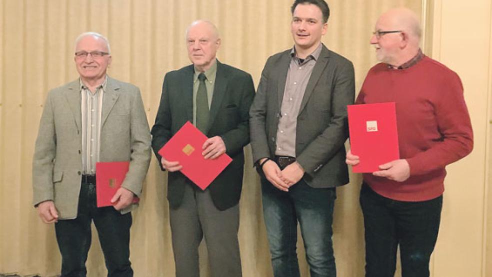 Uwe Sap - er ist Vorsitzender des Ortsvereins - (dritter von links) mit Johann Meyer (links), Horst Kuhl und Kuno Veldkamp (rechts). Geehrt wurden für 50 Jahre Mitgliedschaft Horst Kuhl und Johann Meyer sowie für 25 Jahre Kuno Veldkamp.  © Foto: SPD