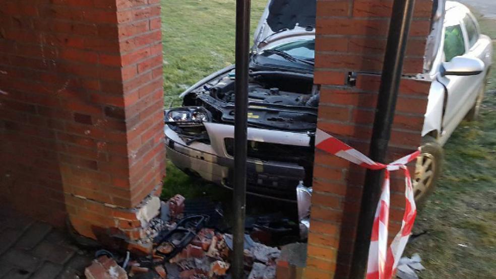 Ein 40-Jähriger hat in Ihrhove einen Unfall gebaut. Er war betrunken.  © Kreisfeuerwehr