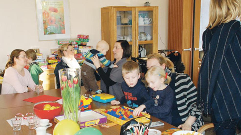 Für Tee und Kaffee sowie Getränke für die jungen Gäste sorgte die Kirchengemeinde, den Kuchen spendierten Gemeindemitglieder.  © Fotos: Kuper