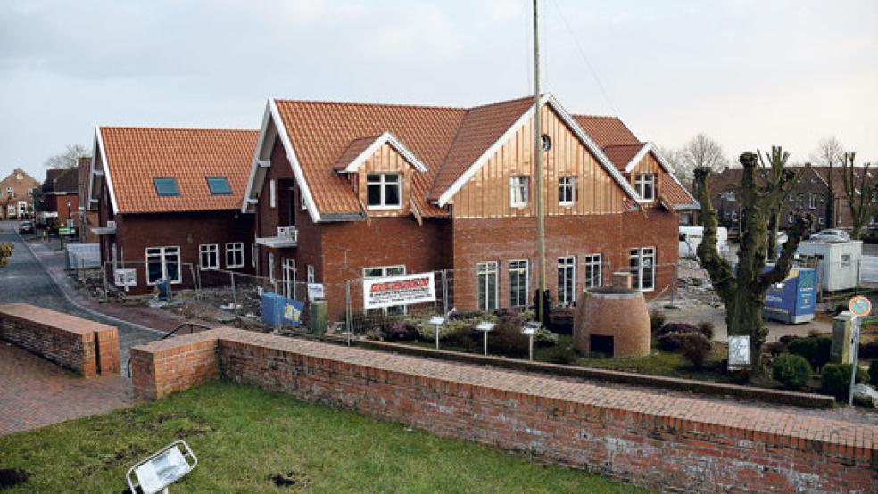 Ditzum-Fan Jürgen Thiet (kleines Bild) erschafft im Herzen des Fischerdorfes Ditzum einen neuen Blickfang.  © Fotos: Hippen