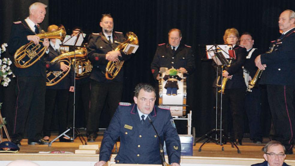 Für Johann Waten war es die erste Tagung, die er als neuer Kreisbrandmeister leitete. Hinter ihm das Feuerwehrmusikkorps Collinghorst-Loga, rechts Erster Kreisrat Rüdiger Reske als Vertreter des Landrats. © Foto: Kuper