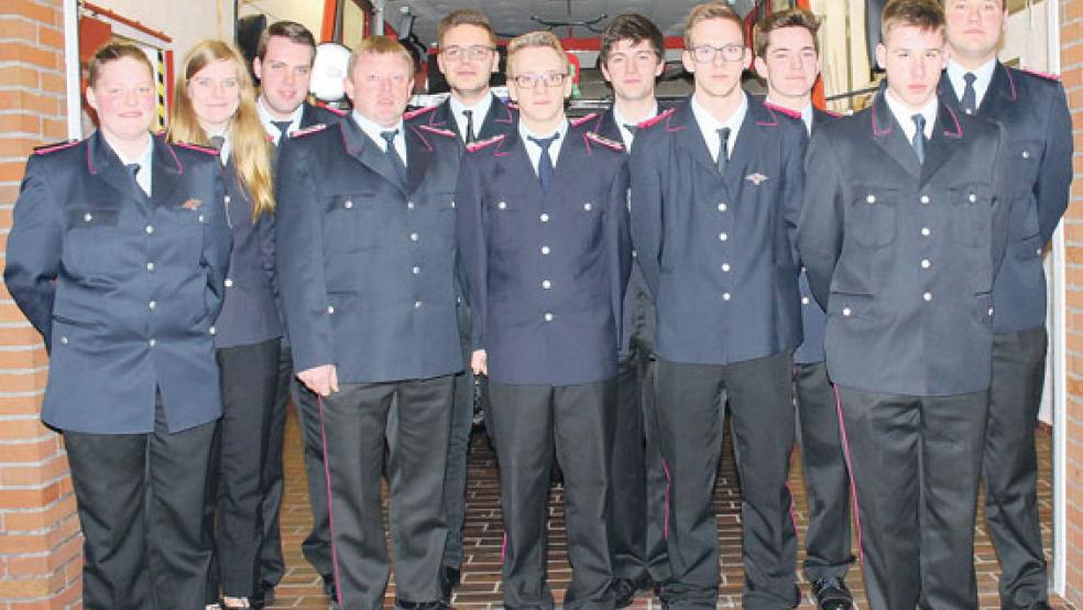 Sie wurden befördert oder gewählt: (von links) Nike Hassler, Pia Hassler, Dennis Modder, Michael Koops, Marek Hoffmann, Fabian Spekker, Hermann Sanders, Leon Kuper, Nico Bassalig, Justin Bader und Steffen Voß.  © Foto: Feuerwehr/Rand