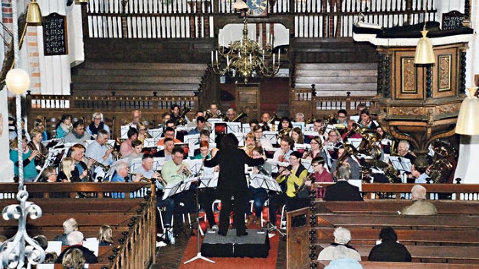 Mehr als 100 Bläser aus 13 Chören beteiligten sich mit ihren Blechblasinstrumenten als »Posaunenchorgemeinschaft Ostfriesland« an der »Geistlichen Festmusik« in Bunde. © Fotos: Kuper