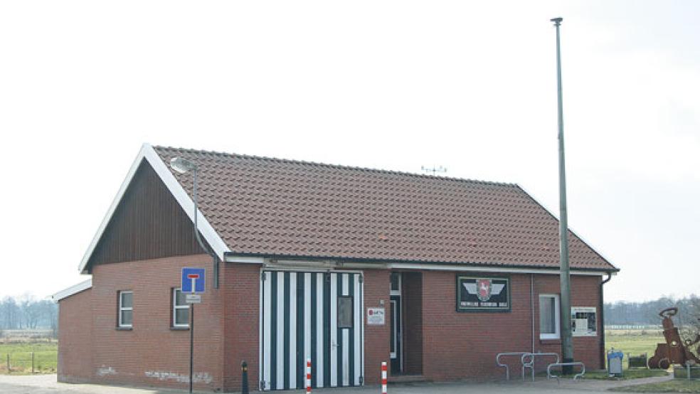 Tagungsort des Feuerschutzausschusses am 7. März und vom baulichen Zustand her ein Problemfeld: Das Feuerwehrhaus in Diele. © Foto: Hoegen