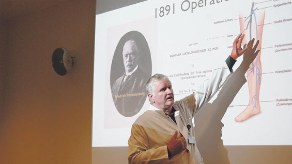 Dr. Martin WInther bei seinem Vortrag. © Foto: Hoegen