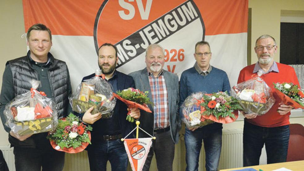 Der scheidende Vorstand: (von links) Gerhard Groenewold (3. Vorsitzender), Tim Phillips (2. Vorsitzender), Hans-Joachim Behrends (1. Vorsitzender), Martin Sinning (Beisitzer) und Ewald Heikens (Beisitzer). © Fotos: Muising