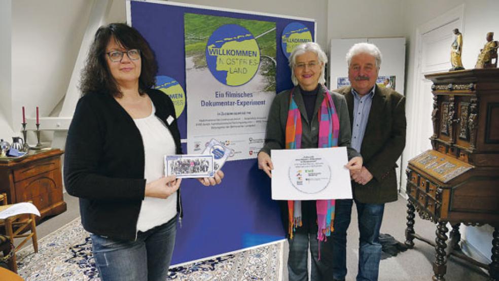 Ausgezeichnete Arbeit: Die Leiterin des Auricher Medienzentrums Carola Krull (links) nebst Landschaftspräsident Rico Mecklenburg (rechts) und Katrin Rodrian von der Kulturagentur der Ostfriesischen Landschaft.  © Foto: Jürgens