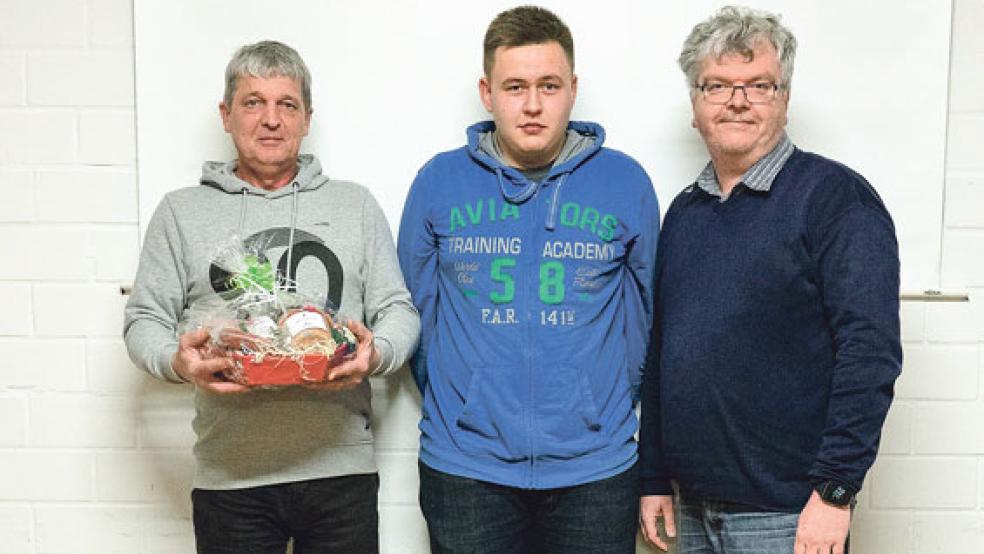 Hier empfängt Udo Müller (links) seinen Präsentkorb. Florian Roll (Mitte) wurde zu seinem Nachfolger gewählt. Gerald Jungeblut (rechts) war als erster Vorsitzender für die Ehrung zuständig.  © Foto: privat