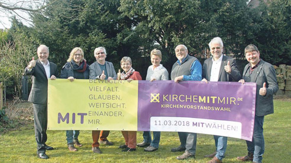 Rufen zur Wahl auf: Landessuperintendent Dr. Detlef Klahr, Pastorin Cathrin Meenken (Kirchenkreis Aurich), Pastor Michael Schaper, Käthe Dübbel (beide Kirchenkreis Emden-Leer), Heike Pendias und Pastor i.R. Anneus Buisman (beide Kirchenkreis Harlingerland), Superintendent Dr. Helmut Kirschstein (Kirchenkreis Norden) und Pastor Ulrich Hirndorf (Kirchenkreis Emsland-Bentheim). © Foto: Grundmann