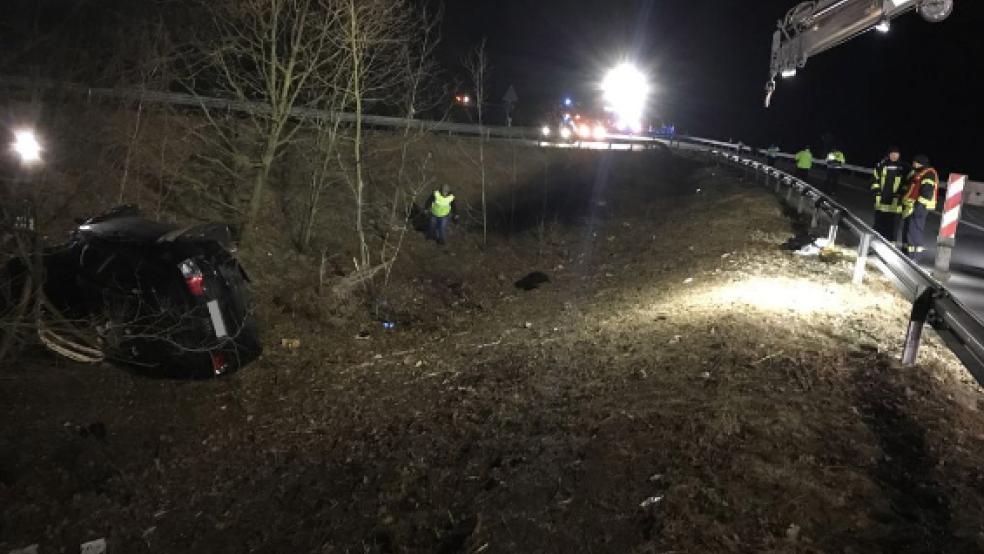 Der Audi A 4 kollidierte zunächst mit einer abgesenkten Leitplanke und überschlug sich dann. Der Beifahrer erlag noch am Unfallort seinen schweren Verletzungen. © Foto: Feuerwehr
