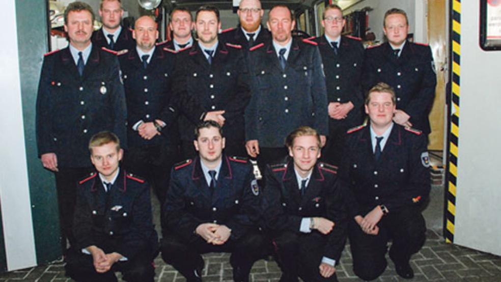 Zwölf Feuerwehrmänner - auf dem Foto mit Ortsbrandmeister Kuno Fokken (links) - wurden in Diele gewählt, befördert oder ernannt: (von links, stehend) Martin Auen (Hauptfeuerwehrmann und stellvertretender Ortsbrandmeister), Dennis Bleeker (Jugendwart), Henrik Freerks (Hauptfeuerwehrmann und Gerätewart), Alexander Gneist (Schriftführer), Frank Kramer (stellvertretender Gruppenführer), Alfons Evers (Gruppenführer), Jens Haseborg (Oberfeuerwehrmann und Beisitzer) und Christian Bleeker (Sicherheitsbeauftragter); untere Reihe (von links) Nils Hoegen (Feuerwehrmann-Anwärter), Matthias Müller und Tharben Swart (beide Feuerwehrmann) sowie Arno Bröring (Oberfeuerwehrmann). © Fotos: Kuper