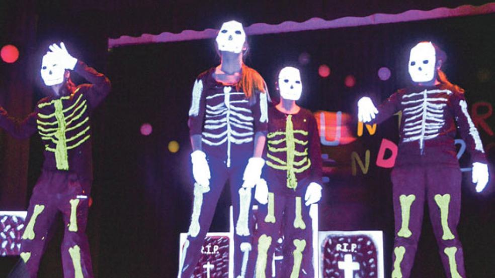 Mit Goethes »Totentanz« verwandelte die 8b das DGA am Freitagabend kurzfristig in eine coole Horrorshow. © Fotos: Himstedt
