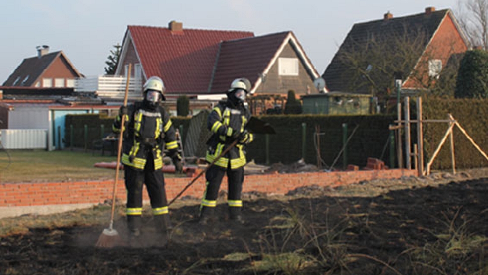 Die Einsatzkräfte der Feuerwehren aus Holthusen und Weener bekamen den Flächenbrand schnell in den Griff. © Foto: Rand