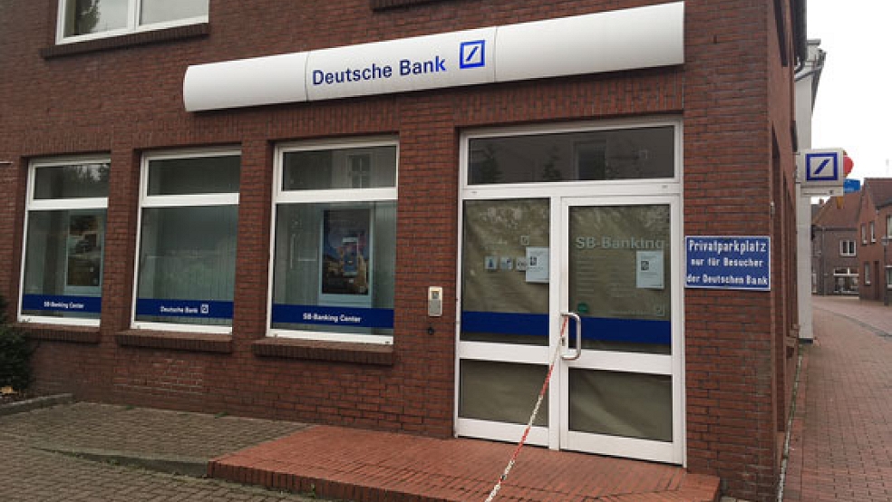 Nach der Sprengung eines Geldautomaten in der ehemaligen Filiale der Deutschen Bank an der Westerstraße in Weener gibt es noch keinen Ermittlungserfolg. © Foto: Boelmann