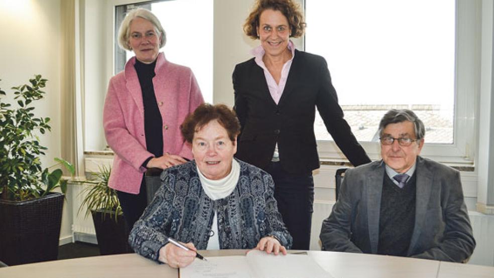 Zum Rathaus begleitete Edith Poppe ihr Ehemann Helmuth. Mit dabei waren auch Ratsfrau Ursel Nimmrich (links) und Bürgermeisterin Beatrix Kuhl (rechts).  © Foto: privat