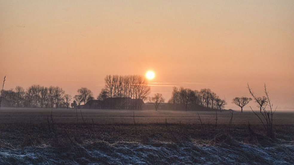Idylle pur: Die Wintersonne über einen einsamen Hof im Rheiderland. © Leserfoto: Jula Pott, Kanalpolder