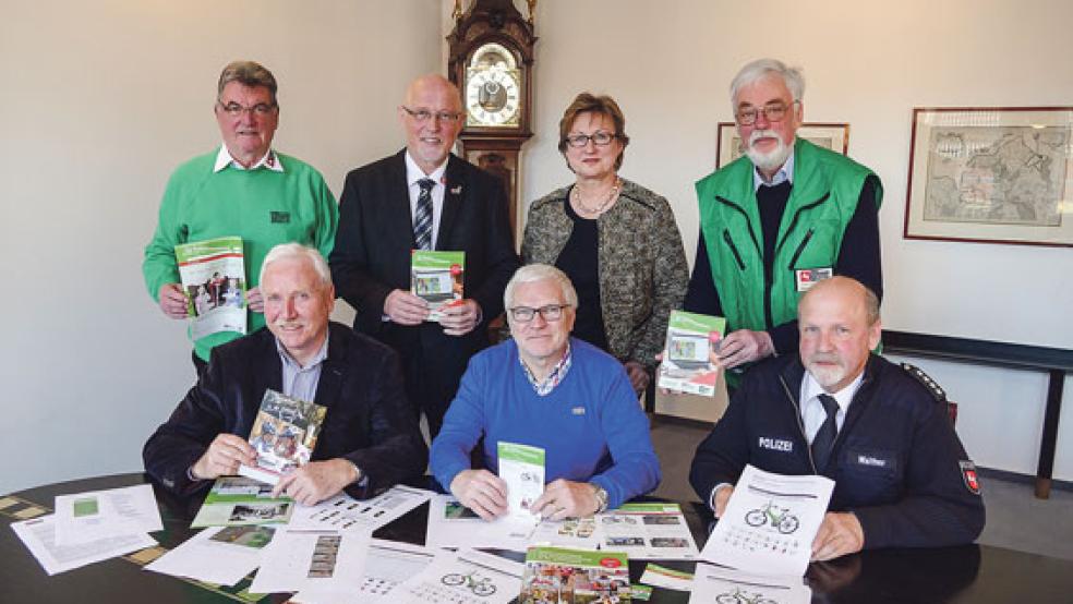 Haben das neue Material zur Radfahrausbildung auf den Weg gebracht: Signe Foetzki (Pressesprecherin der Brandkasse) mit den Vertretern der ostfriesischen Verkehrswachten. Von links: Diedrich Dräger (Emden), Klaus Wilbers (Emden), Hajo Reershemius (Norden), Georg Reichelt und Wibrandus Reddingius (Leer) sowie Hans-Friedel Walther (Aurich).  © Foto: Jürgens