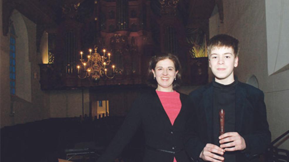 Ein besonderes Sonntagskonzert mit Agnes Luchterhandt an zwei Orgeln sowie ihrem Sohn Cedric Janssen mit Sopran- und Altblockflöte war am Sonntag in der Georgskirche in Weener zu hören. © Foto: Kuper