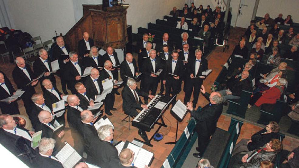 Der christliche Männerchor »Crescendo« aus Winschoten unter der Leitung von Klaas Withaar und mit Bert van Cimmenaede an Orgel und Klavier begeisterte jetzt die Besucher des »Musikalischen Abends« in der reformierten Kirche zu Stapelmoor.  © Foto: Kuper