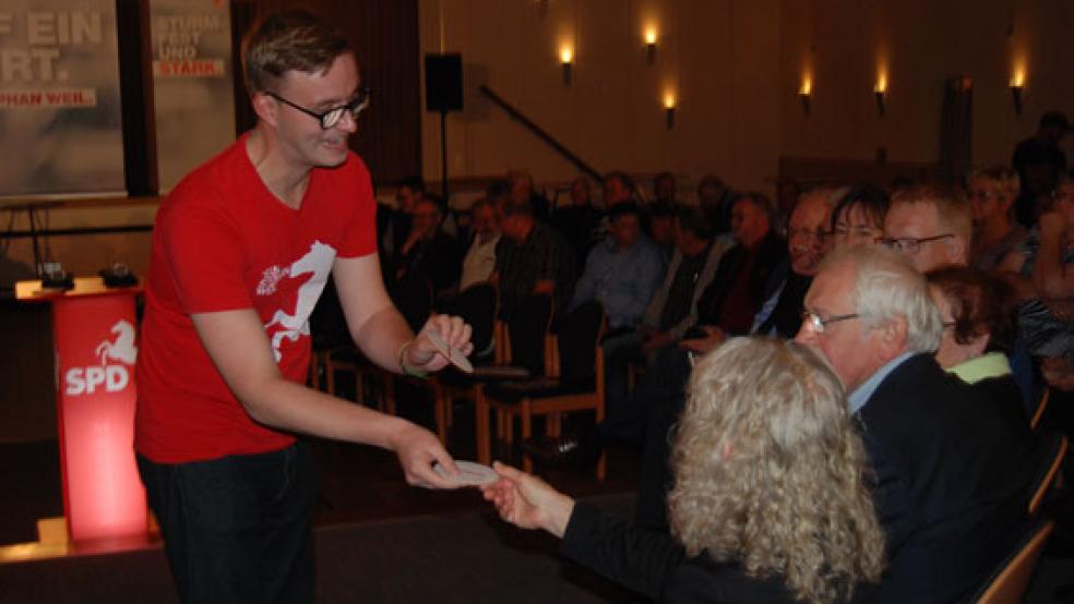 Auch beim Besuch von Ministerpräsident Stephan Weil in Bunde war die Meinung der SPD-Mitglieder in der Bunder DGA gefragt. Hier wurden Bierdeckel verteilt, auf die Fragen notiert werden konnten. © Foto: Hoegen
