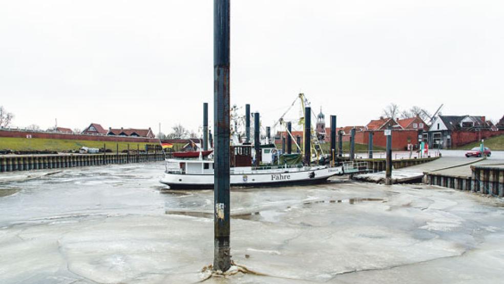 Vereiste Anleger haben verhindert, dass die Ditzumer Fähre den Pendelbetrieb nach Petkum vor ihrem Routine-Check in Oldersum wieder aufnehmen konnte. © Foto: www.ditzumblog.de