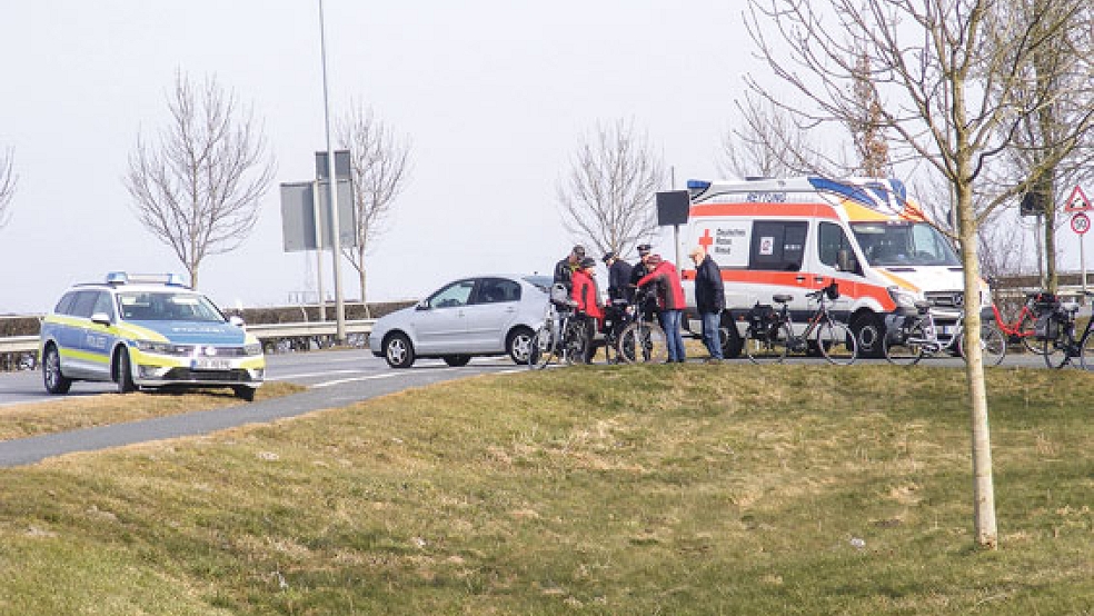 Bei einem Unfall an der Jann-Berghaus-Brücke hat ein 72-jähriger Weeneraner heute Mittag leichte Verletzungen erlitten. Er wurde mit einem Rettungswagen ins Krankenhaus gebracht. © Foto: Szyska