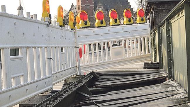 Planken-Bruch an der Brücke