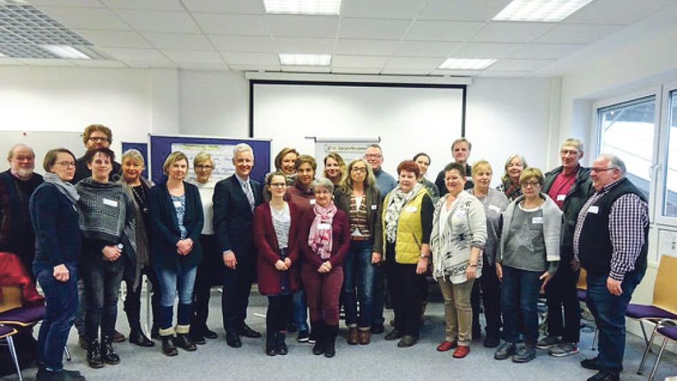 Die Teilnehmer des Seminars mit Landrat Matthias Groote (Achter von links) im Cityhaus in Leer. © Foto: Landkreis