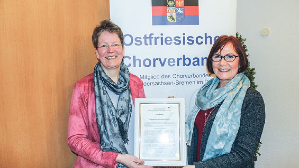Freuen sich über den Innovationspreis: Karin Wessels (links) und Heike Douglas als Präsidentin des Ostfriesischen Chorverbandes. © Foto: privat