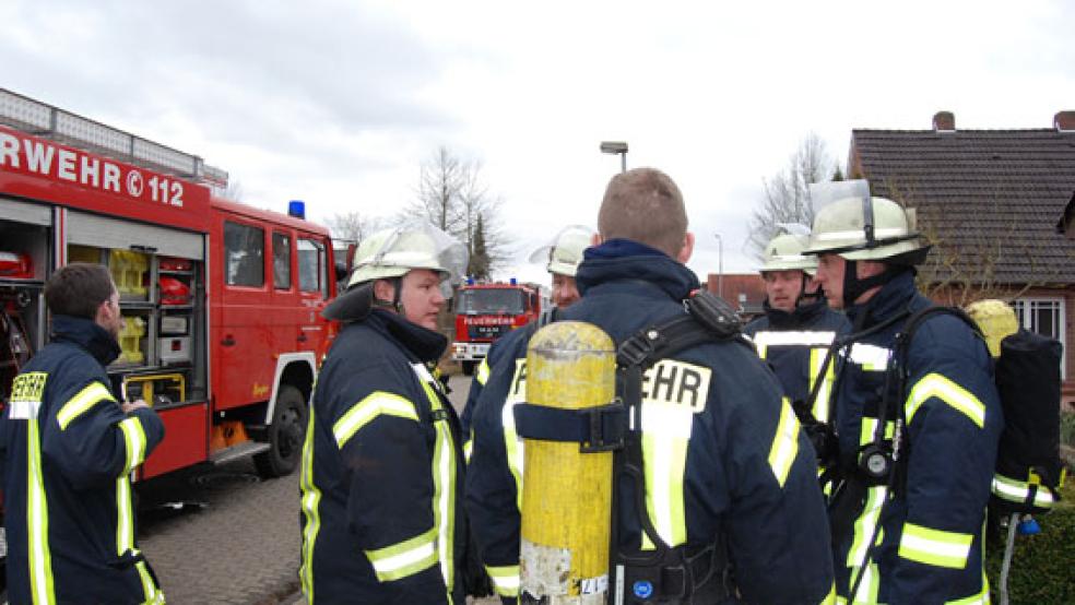 Die Feuerwehr vor dem Einfamilienhaus an der Königsberger Straße. Erst, nachdem der Strom abgestellt war, konnte die Feuerwehr den Keller betreten. © Foto: Hoegen