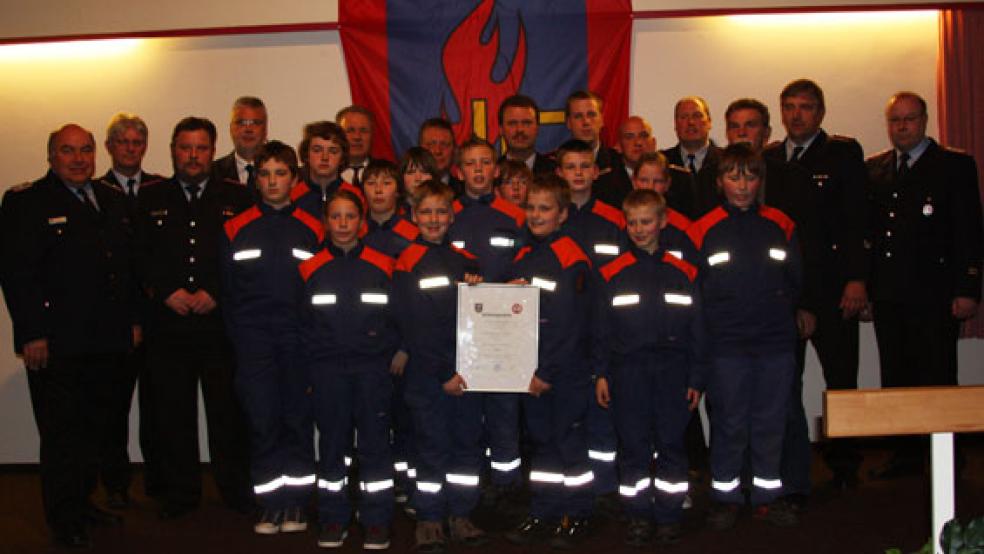 Die Stadt Weener feierte Anfang März 2011 den 10. Gründungstag ihrer fünf Jugendwehren. Die Jugendfeuerwehr Diele, im Vordergrund ihre Mitglieder, wurde 2011 als sechste Jugendwehr gegründet. © Archivfoto: Kuper