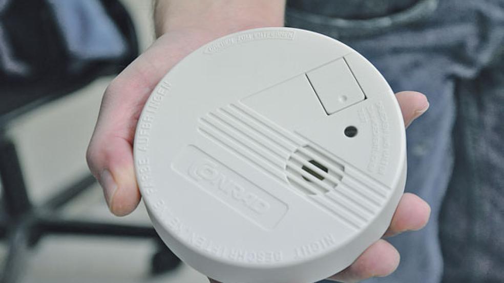 Rauchmelder, hier eine einfache Ausführung ohne Funksteuerung, sollen nach dem Willen des Feuerschutzausschusses des Rates in allen Grundschulen der Stadt installiert werden. © Archivfoto: Boelmann