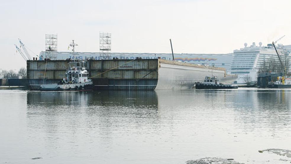 Baukasten: Ein Schwimmelement für die »Spectrum of the Seas« ist am Dienstag im Werfthafen Papenburg eingetroffen. Rechts im Bild: Die »Norwegian Bliss« in Warteposition. © Leserfoto: Helmut Scheffler