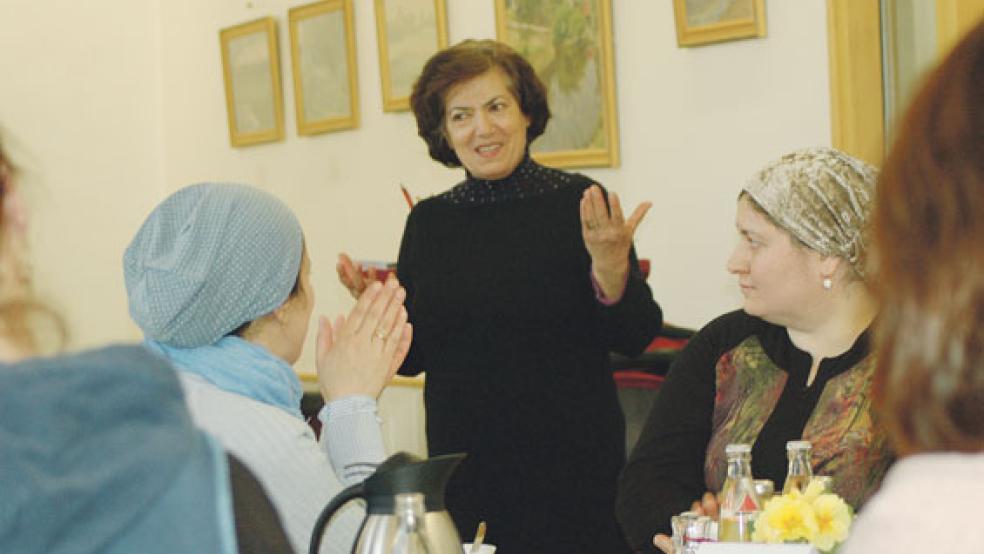 Die Leeranerin Zohra Chopan vom Verein »L’Afghan – Hilfe für Frauen und Kinder in Afghanistan« rief die Teilnehmerinnen des Erzählcafés gestern dazu auf, weltweit gegen die Unterdrückung von Frauen zu kämpfen. © Foto: Szyska