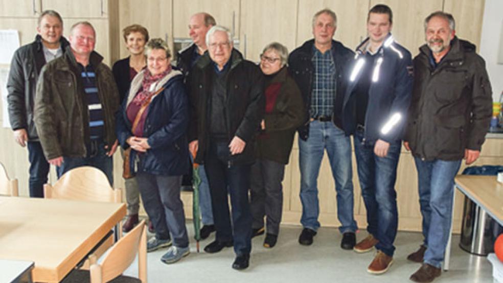 Beim Besuch in der Schule: (von links) Bürgermeister Gerald Sap (SPD), der Schulausschuss-Vorsizende Stefan Kröger (CDU), die kommissarische Schulleiterin Hermine Kramer, die CDU-Fraktionsvorsitzende Annemarie Tuitjer sowie Detert Gruis, Günther Borcherding, Ina Penon, Ewald Aeissen, Heiko Berlin und Gerhard Janßen vom Vorstand des CDU-Gemeindeverbands. © Foto: privat