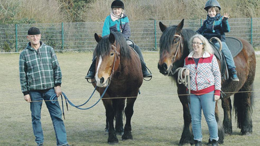 Auf den beiden Kaltblütern »Lotte« und »Mira«, geführt von Friedhorst und Dagmar Friedl aus Holthusen, unternahmen Paula und Max gestern Nachmittag einen kleinen Ausritt auf dem Gelände der Pestalozzischule in Weener. Mit den beiden Pferden gibt es auch eine Reit-AG an der Förderschule mit den Schwerpunkten »Lernen« und »Geistige Entwicklung«. © Foto: Szyska