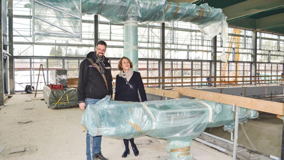 Ortstermin auf der Baustelle: Jens Lüning (Gebäudemanagement der Stadt Leer ) und Bürgermeisterin Beatrix Kuhl bei der Besichtigung des Schwimmbades. © Foto: Stadt Leer