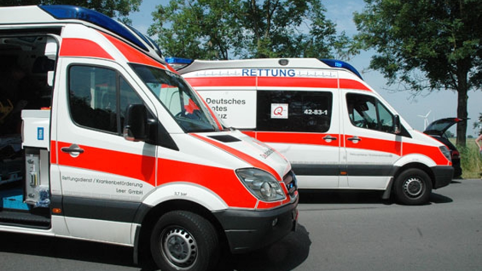 Nach dem Unfall auf der B 70 in Westoverledingen wurden drei Beteiligte in Krankenhäuser gebracht. © Foto: RZ-Archiv